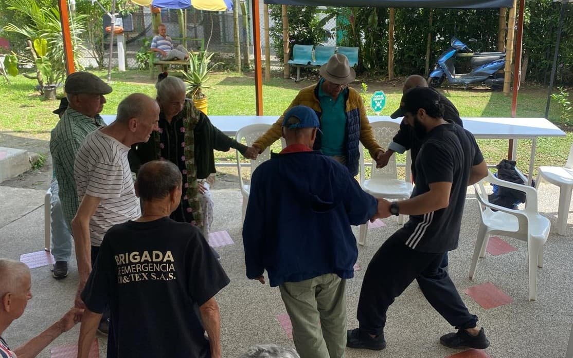 Daniel Bermúdez guiando entrenamiento de movilidad y fuerza
